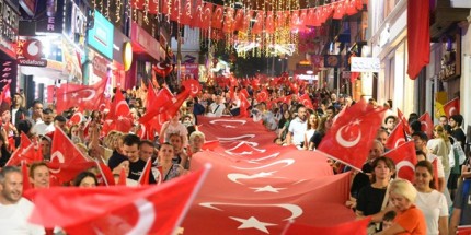 Giresun’da Zafer Coşkusu Şehir Kırmızı Beyaz Renklere Bürüdü